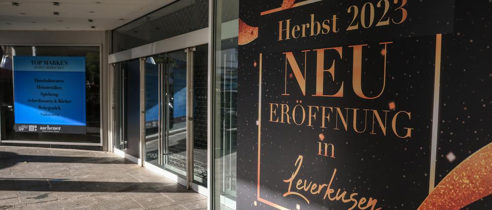 Der Eingang zum Laden der Modekette Aachener in Leverkusen