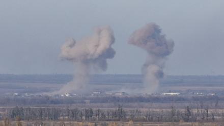 Rauchwolken einer Explosion über Awdijiwka am 30. Oktober 2023.