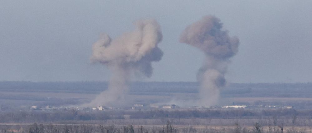 Rauchwolken einer Explosion über Awdijiwka am 30. Oktober 2023.