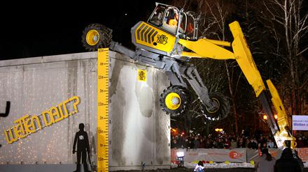 Ein Bagger überquert am Samstag (04.03.2006) einen 4,50 Meter hohen Block in der Sendung „Wetter dass ...?“ bei der Außenwette in Kulmbach. 