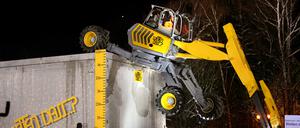 Ein Bagger überquert am Samstag (04.03.2006) einen 4,50 Meter hohen Block in der Sendung „Wetter dass ...?“ bei der Außenwette in Kulmbach. 
