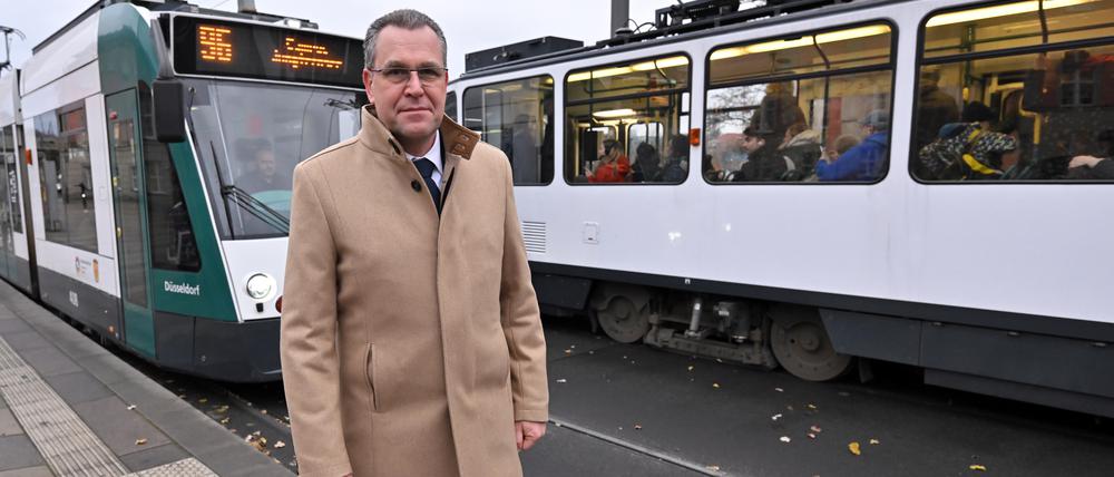 Potsdam, 23.11.2023 / Lokales / Rainer Genilke, Minister für Infrastruktur und Landesplanung des Landes Brandenburg, Bau- und Verkehrsminister, Foto: Ottmar Winter PNN ACHTUNG: Foto ist ausschließlich für redaktionelle Berichterstattung der PNN und des TGSP! Eine kommerzielle Nutzung, z.B. Werbung, ist ausgeschlossen. Die Weitergabe an nicht autorisierte Dritte, insbesondere eine weitergehende Vermarktung über Bilddatenbanken, ist unzulässig.