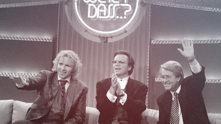 Die Moderatoren Thomas Gottschalk, Wolfgang Lippert und Frank Elstner sitzen auf einer Couch während der 100. «Wetten, dass...?»-Sendung. 