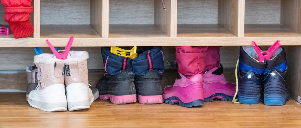Eine Garderobe in einer Kita. 
