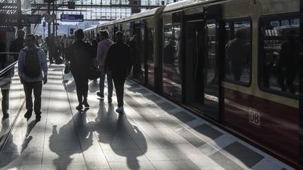 Reisende stehen auf einem Bahnsteig im Hauptbahnhof Berlin. Nach der Absage eines zweitägigen Warnstreiks fahren die Züge nach Angaben der Deutschen Bahn am Montagmorgen weitgehend wie geplant. +++ dpa-Bildfunk +++