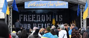 Etwa 50 Besucher verfolgen das Live-Klavierkonzert «Ukraines Ode an die Würde» auf dem Pariser Platz.