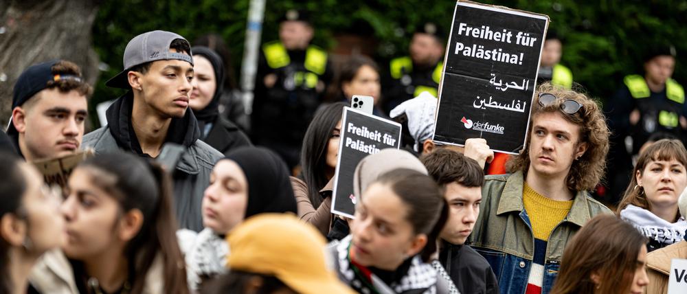 Studenten nehmen an einer Kundgebung für Palästina mit einem schild “Freiheit für Palästina!”an der FU Berlin teil. +++ dpa-Bildfunk +++