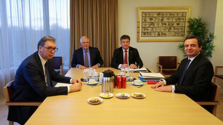 Serbiens Präsident Aleksandar Vučić und Kosovos Premier Albin Kurti im Februar beim EU-Außenbeauftragten Josep Borell. 