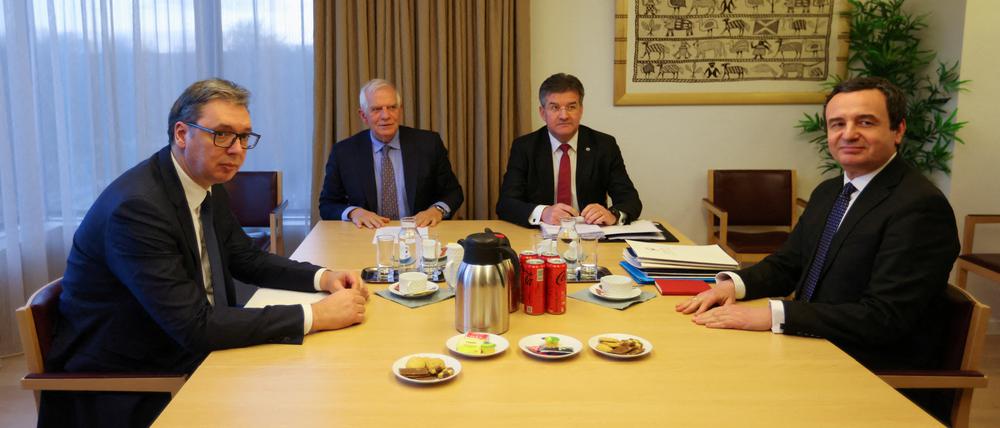 Serbiens Präsident Aleksandar Vučić und Kosovos Premier Albin Kurti im Februar beim EU-Außenbeauftragten Josep Borell. 