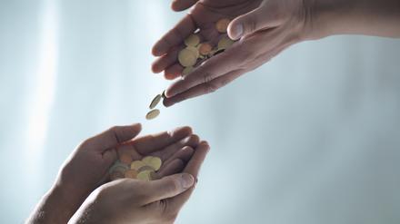 Besonders zur Weihnachtszeit spenden viele Menschen Geld an Hilfsorganisationen. Was dabei zu beachten ist.