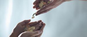 Besonders zur Weihnachtszeit spenden viele Menschen Geld an Hilfsorganisationen. Was dabei zu beachten ist.