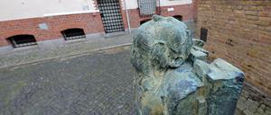 Die Statue in der Gedenkstätte Lindenstraße wurde vom VVN-BdA kritisiert, weil sie auch an inhaftierte NS-Täter erinnern würde.