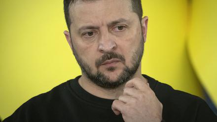 Der ukrainische Präsident Wolodymyr Selenskyj spricht während einer gemeinsamen Pressekonferenz mit dem Präsidenten des Europäischen Rates, Charles Michel. 