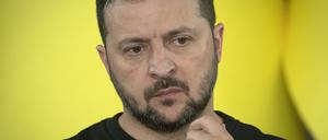 Der ukrainische Präsident Wolodymyr Selenskyj spricht während einer gemeinsamen Pressekonferenz mit dem Präsidenten des Europäischen Rates, Charles Michel. 