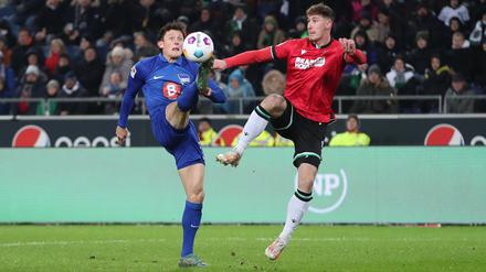 Gute Haltung. Herthas Fabian Reese, links, im Duell mit Phil Neumann.