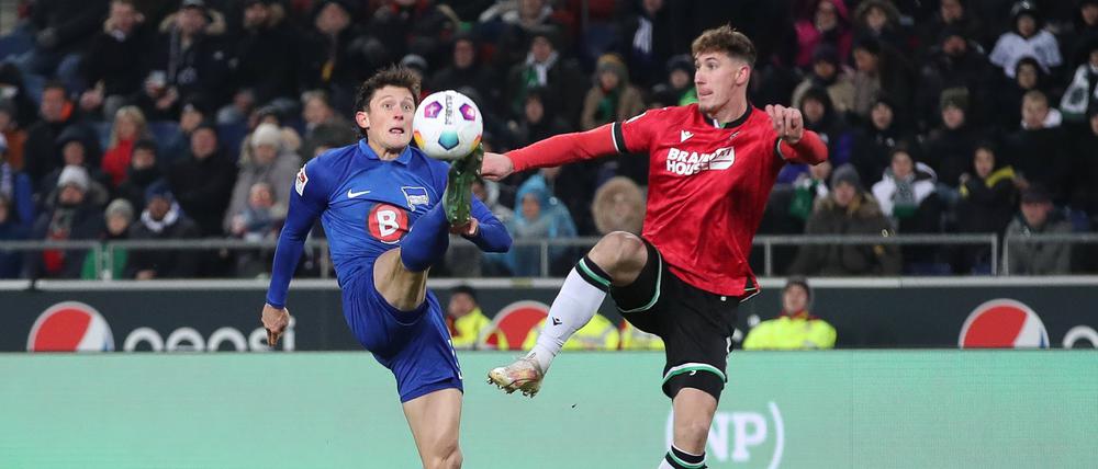 Gute Haltung. Herthas Fabian Reese, links, im Duell mit Phil Neumann.
