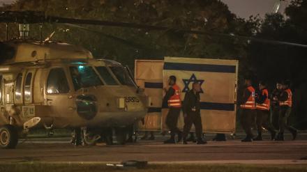 Ein Hubschrauber mit von der Hamas freigelassenen Geiseln landet auf dem Schneider Children’s Medical Center in Petach Tikwa. 