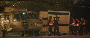 Ein Hubschrauber mit von der Hamas freigelassenen Geiseln landet auf dem Schneider Children’s Medical Center in Petach Tikwa. 