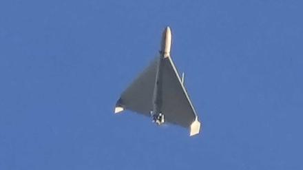 Eine Drohne ist am Himmel zu sehen, wenige Sekunden bevor sie auf Gebäude in Kiew geschossen hat. Dabei handelt es sich vermutlich um eine Kampfdrohne vom Typ Shahed 136 (Schahed 136) iranischer Bauart. 