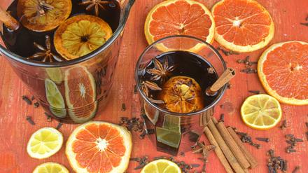 Warme Farben, heißes Getränk: Es ist wieder Glühwein-Zeit.