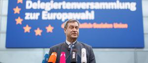 Markus Söder (CSU), Ministerpräsident von Bayern, spricht bei der CSU-Delegiertenversammlung zur Europawahl zu Journalisten.