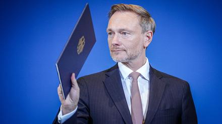Christian Lindner (FDP), Bundesminister der Finanzen, verabschiedet sich nach der Pressekonferenz zur Sitzung des Arbeitskreises "Steuerschätzung". +++ dpa-Bildfunk +++