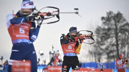 Justus Strelow (hinten) zeigte in Östersund eine perfekte Schießleistung.