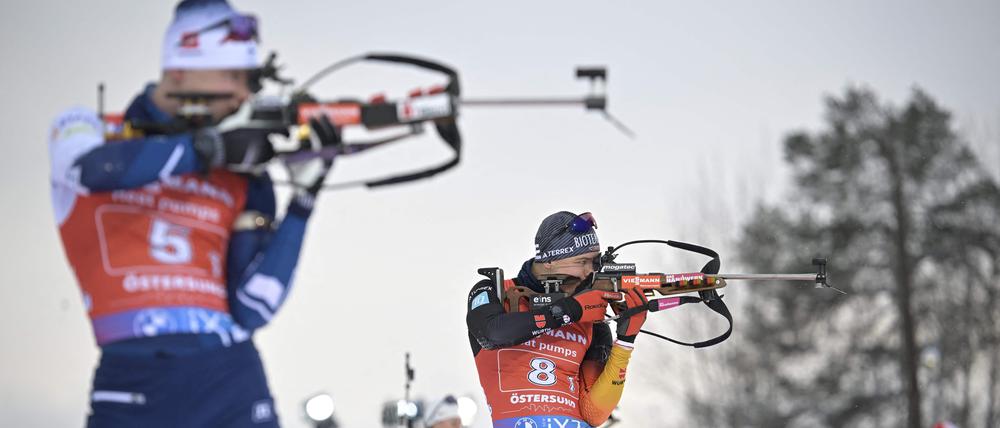 Justus Strelow (hinten) zeigte in Östersund eine perfekte Schießleistung.