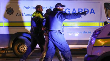 Am Donnerstagabend hatten zahlreiche Menschen in Dublin randaliert, darunter viele Rechtsradikale. Es gab dutzende Festnahmen.