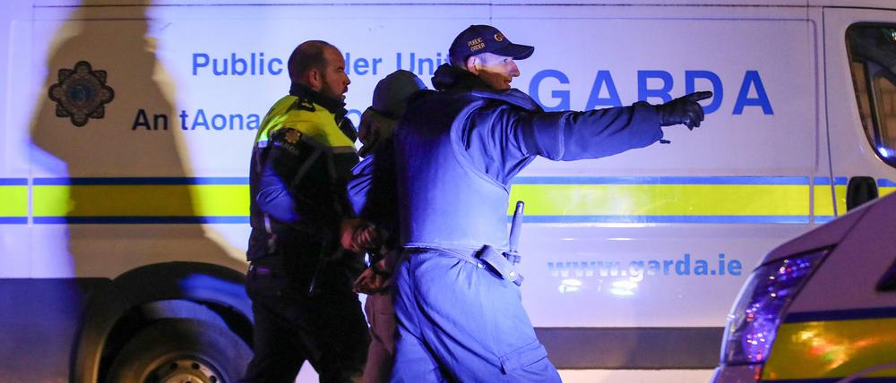 Am Donnerstagabend hatten zahlreiche Menschen in Dublin randaliert, darunter viele Rechtsradikale. Es gab dutzende Festnahmen.
