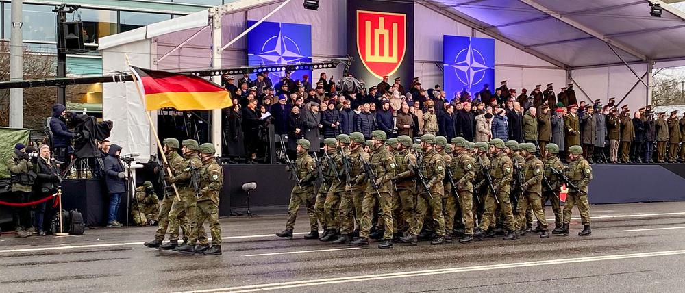 In Litauen haben rund 150 Soldaten und ein Dutzend Kampffahrzeuge der Bundeswehr am Samstag an einer Militärparade in Vilnius teilgenommen.