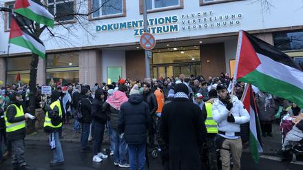 Kurz vor dem Start waren weit weniger als 5000 angemeldete Demonstrierende am Anhalter Bahnhof zu sehen.
