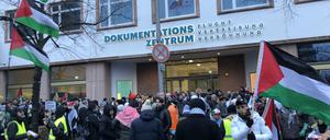 Kurz vor dem Start waren weit weniger als 5000 angemeldete Demonstrierende am Anhalter Bahnhof zu sehen.