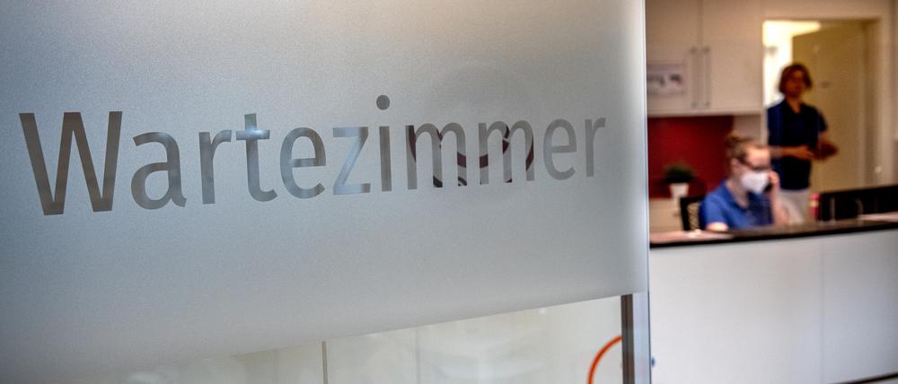 Eine Sprechstundenhilfe sitzt am Freitag, 22. Januar 2021, am Empfang der Praxis der Kinderäztin Christiane Thiele in Viersen.