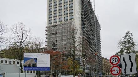 Das Hochhaus der Berliner Senatsverwaltung für Stadtentwicklung wird bis zum Frühjahr 2024 saniert.