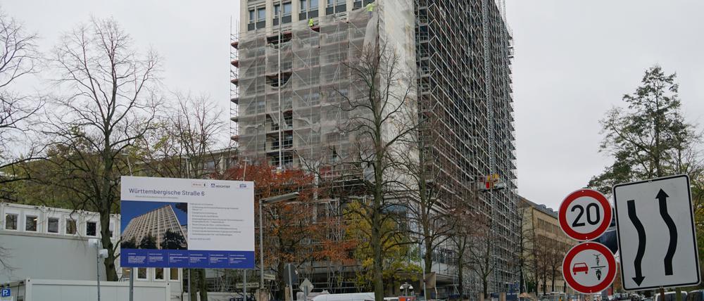 Das Hochhaus der Berliner Senatsverwaltung für Stadtentwicklung wird bis zum Frühjahr 2024 saniert.