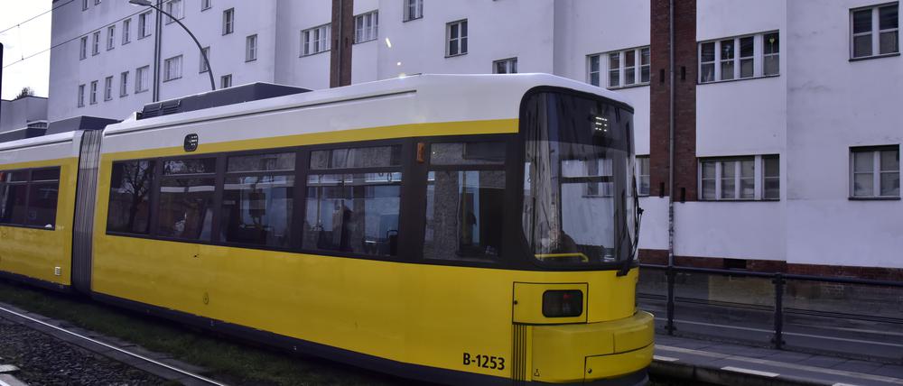 Eine Tram der Linie M4 in Weißensee.