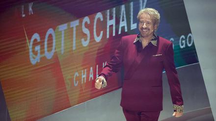 Moderator Thomas Gottschalk kommt zu Beginn der ZDF-Show „Wetten, dass..?“ auf die Bühne.