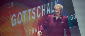 Moderator Thomas Gottschalk kommt zu Beginn der ZDF-Show „Wetten, dass..?“ auf die Bühne.