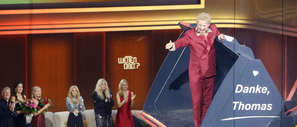 Moderator Thomas Gottschalk wird am Ende der ZDF-Show „Wetten, dass..?“ in einer Baggerschaufel über die Bühne gefahren.