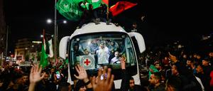 Palästinensischen Medien zufolge handelt es sich bei den Freigelassenen um sechs Frauen sowie 33 männliche Jugendliche unter 19 Jahren.