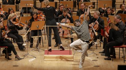 Wandelkonzert im Konzerthaus mit dem Tänzer Meier Eden und Chefdirigentin Joana Mallwitz.