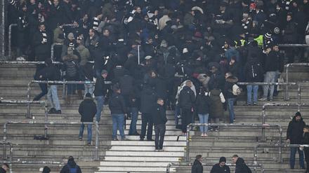 Aus Protest gegen die Polizei ziehen sich die Frankfurter Ultras aus ihrem Fanblock zurück. 