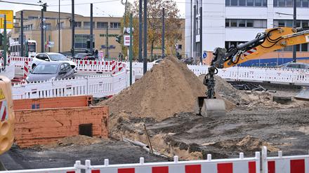 Mitten auf dem Leipziger Dreieck wurde ein Loch gebaggert. 