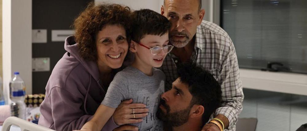 Der 9-jährige Ohad trifft seinen Vater, seinen Bruder und Familienmitglieder im Schneider Children’s Medical Center in Israel nach seiner Freilassung. Der Junge war am 7. Oktober bei einem Überfall der islamistischen Hamas auf Israel entführt worden.