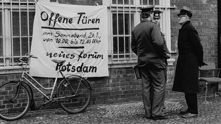 Hinweisbanner zum 1. Tag der offenen Tür am 20. Januar 1990 im Stasi-Gefängnis Lindenstraße in Potsdam, heute Gedenkstätte.