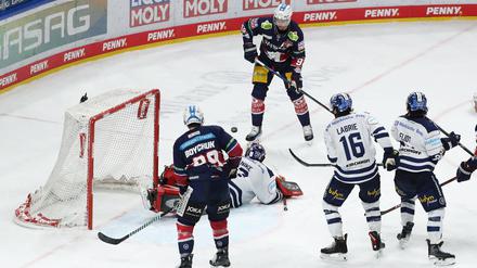 An Roosters-Goalie Andreas Jenike war am Sonntagnachmittag kein Vorbeikommen für die Eisbären.