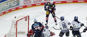 An Roosters-Goalie Andreas Jenike war am Sonntagnachmittag kein Vorbeikommen für die Eisbären.