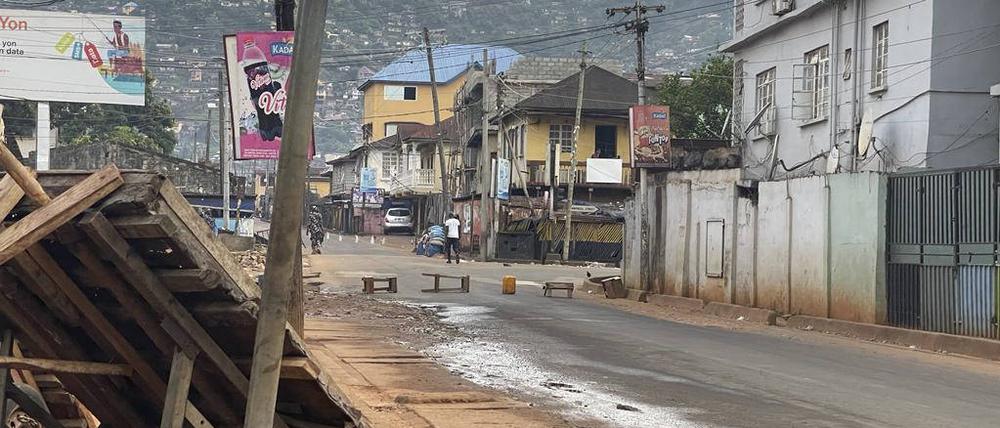 Die Regierung von Sierra Leone hat nach einem Sicherheitsvorfall in einer Kaserne am Sonntagmorgen eine landesweite Ausgangssperre verhängt.