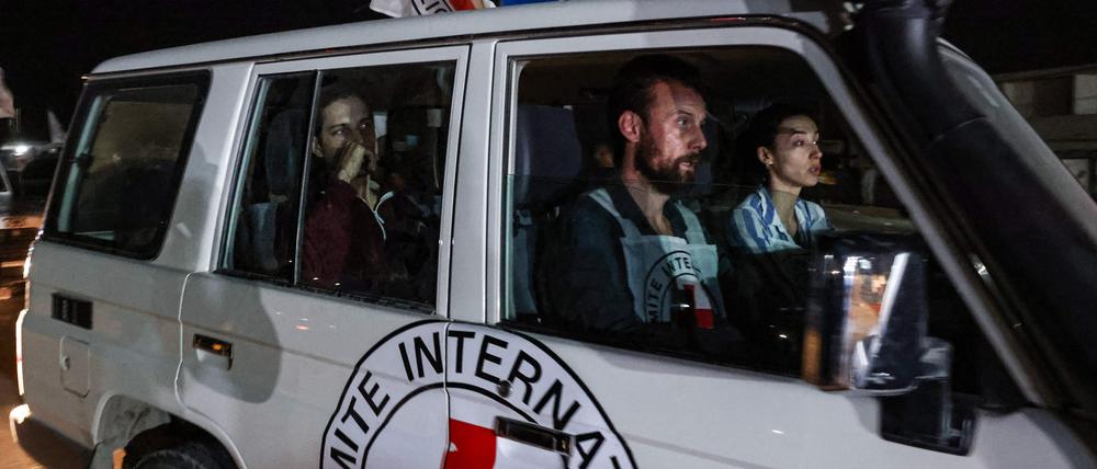 Ein Fahrzeug des Internationalen Roten Kreuzes, das eine von der Hamas freigelassene Geisel transportiert, fährt am 26. November 2023 in Richtung des Grenzübergangs Rafah zu Ägypten, um sie nach Israel zu bringen.